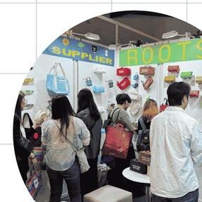 Visitantes en el stand de ROOTSMEN en la feria