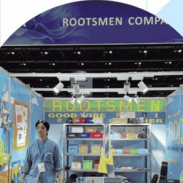 El stand de ROOTSMEN bajo su banner corporativo