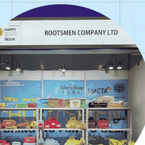 Muestras y sellos de certificación expuestos en el stand de ROOTSMEN