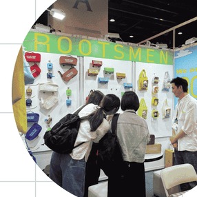 Compradores recorriendo el muro de muestras en el stand de ROOTSMEN