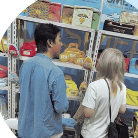 Compradores revisando neceseres y organizadores de viaje en los estantes