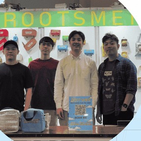El equipo de ROOTSMEN en el stand